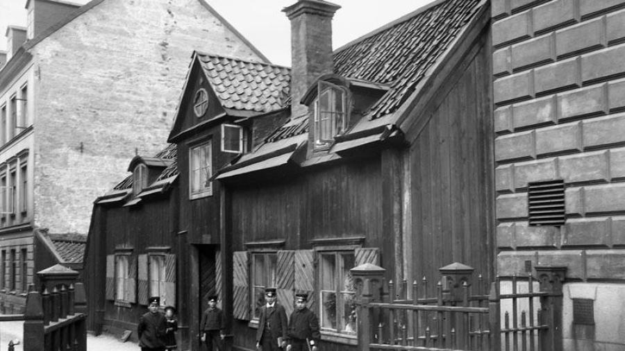 Skolpojkar vid Södra Latins grindar 1907, Ragvaldsgatan 21.