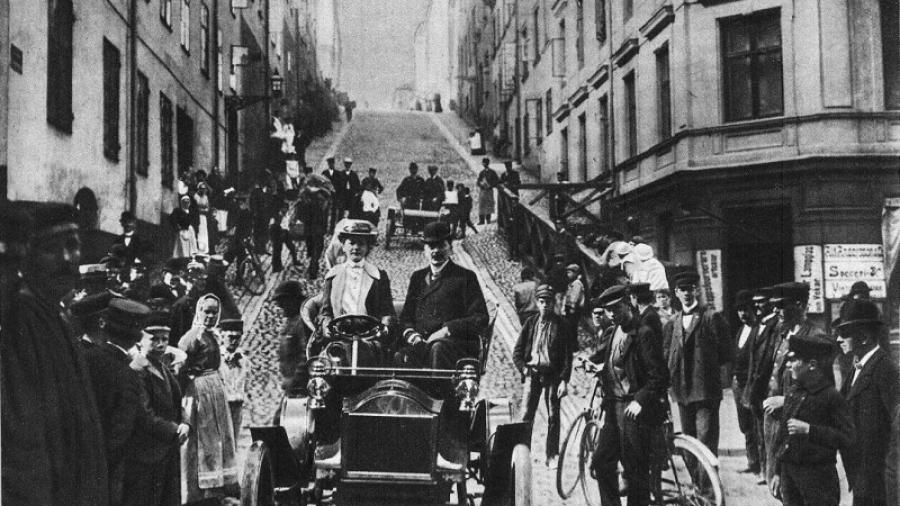Alexandra Gjestvang avlägger ”kompetensbevis” för bilkörning 1907 i ”besvärsbacken” (Brännkyrkogatan) 