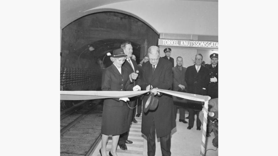 Mariatorgets Tunnelbanestation invigs den 5 april 1964 av Gustav VI Adolf 