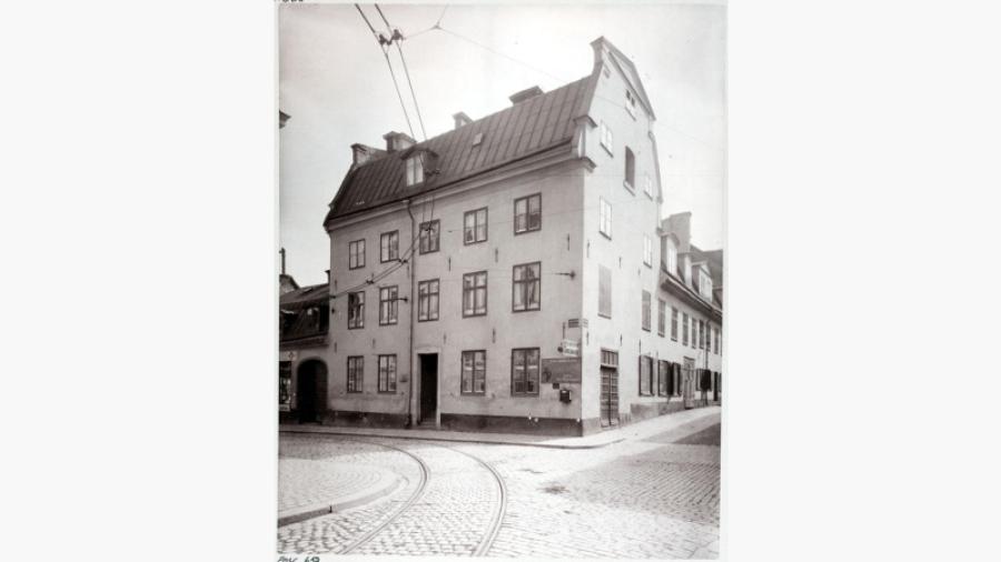 Monteliushuset St Paulsgatan 11 med interiör och gårdsmiljö från 1700-talet. Bostad åt arkeologen och riksantikvarien Oscar Montelius (1843-1921) .