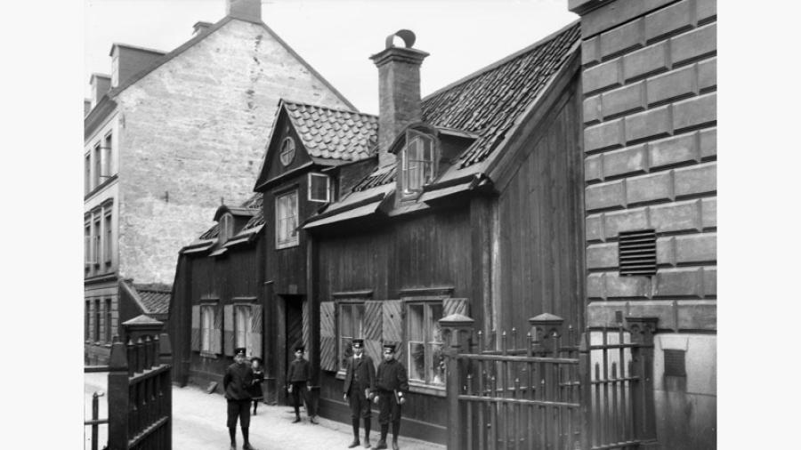 Skolpojkar vid Södra Latins grindar 1907, Ragvaldsgatan 21.