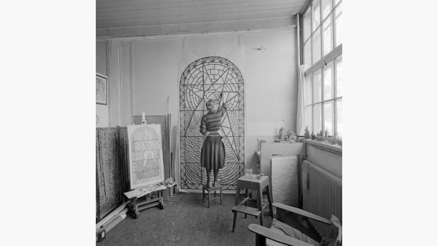 Britta Rich Eriksson, konstnär (1918-2014) I ateljén på Maria Prästgårdsgata 3, 1955